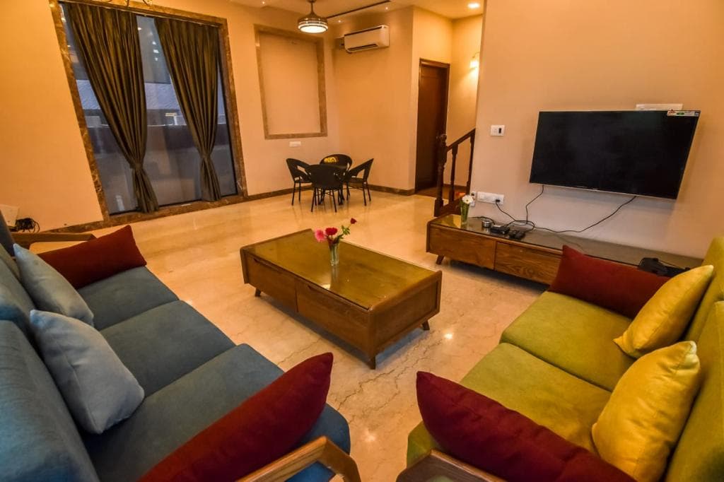 Golden Topaz by Paradise Stays detail two